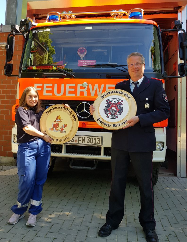 Jugendfeuerwehrkönigin Hanna N. und Feuerwehrkönig Tobias K. (v.l.) | Foto: Christian Ulbrich